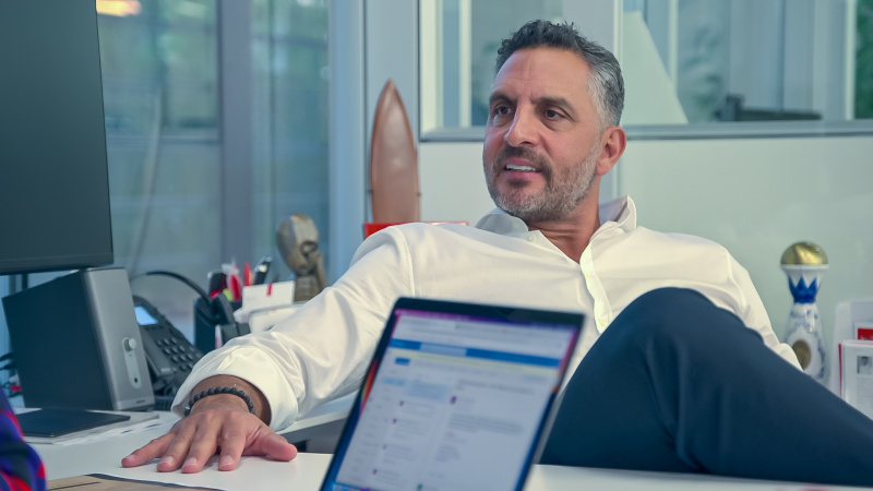 Mauricio Umansky oma kontoris Buying Beverly Hillsis