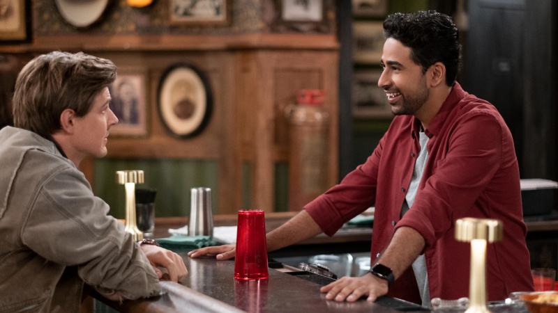   Jesse (Chris Lowell) ve Sid (Suraj Sharma) Pemberton'daki barda duruyorlardı.'s in How I Met Your Father season 2