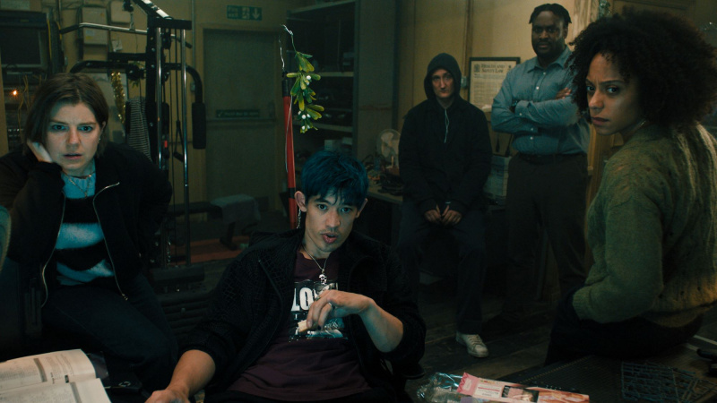 Aimee-Ffion Edwards, Christopher Chung, Tom Brooke, Kadiff Kirwan ja Rosalind Eleazar elokuvassa Slow Horses