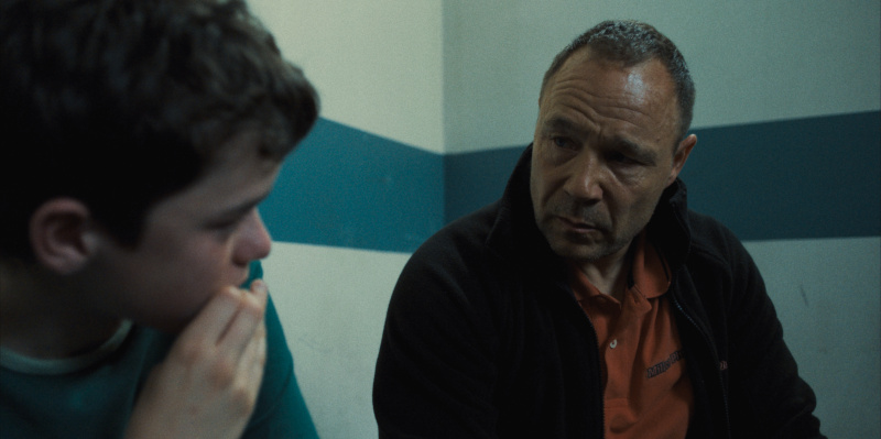   Stephen Graham, Eddie rolünde, oğlu Jamie (Owen Cooper) ile birlikte.
