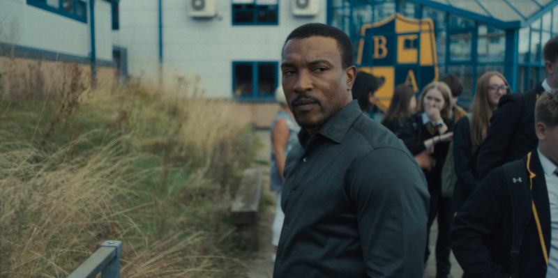   Ashley Walters ve Dedektif Luke Bascombe.