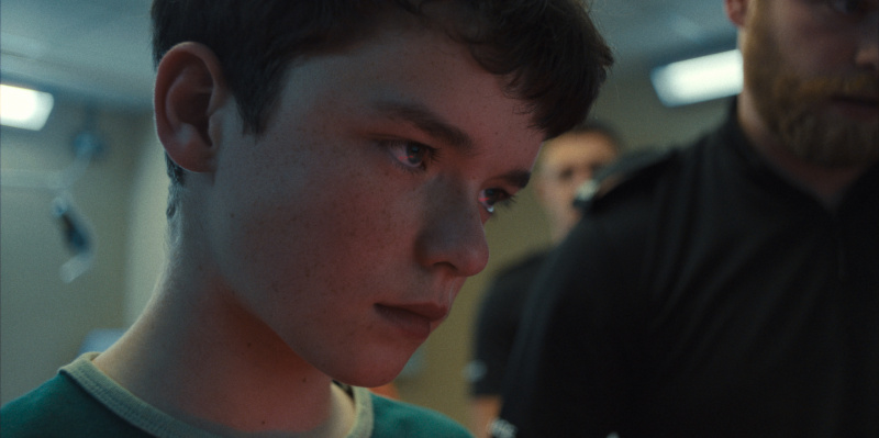   Owen Cooper genç Jamie Miller rolünde.