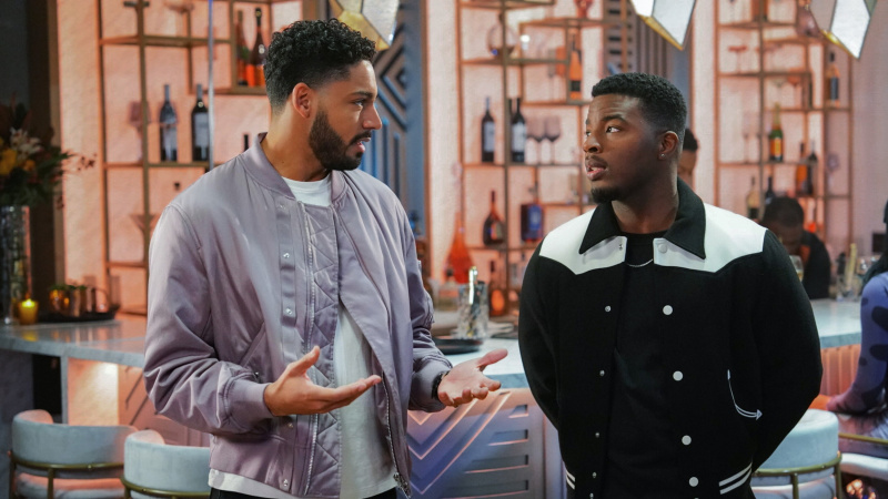   Michael Evans Behling ako Jordan Baker a Daniel Ezra ako Spencer James rozprávajúci sa s Laylou's Lounge in All American season 6