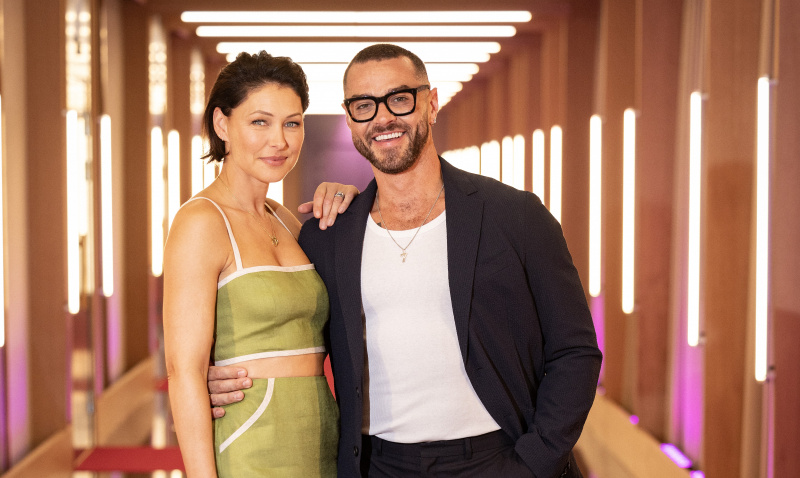 Love is Blind นำแสดงโดย Matt และ Emma Willis
