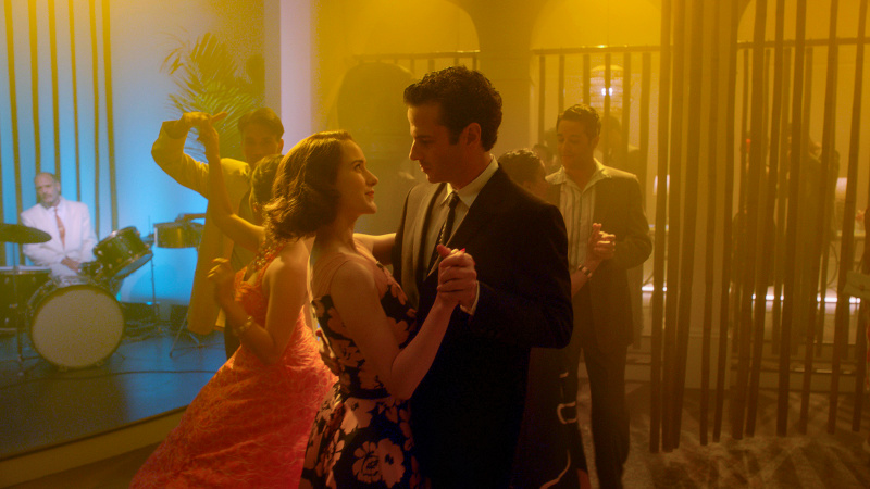   คำอธิบาย: ภาพ (ซ้าย-ขวา): Rachel Brosnahan (Miriam'Midge' Maisel), Luke Kirby (Lenny Bruce)