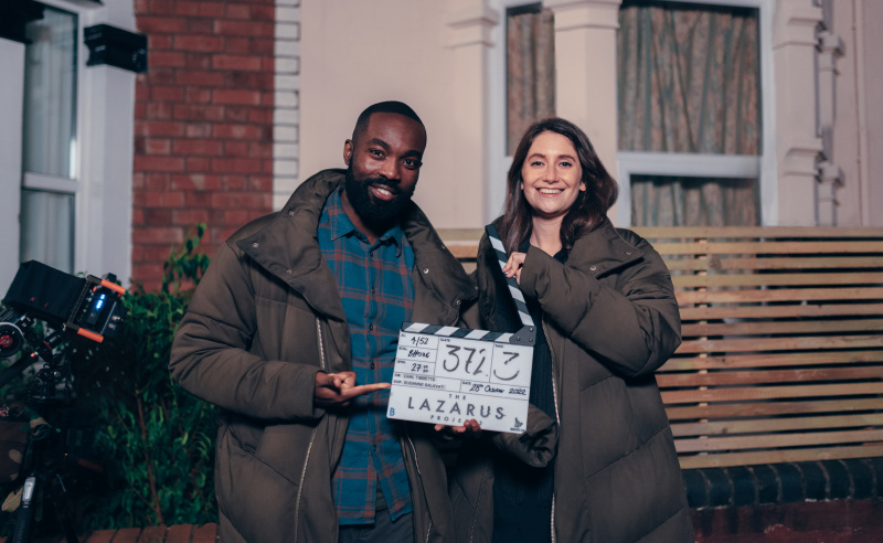   Paapa Essiedu และ Charly Cliive ในกองถ่าย The Lazarus Project ซีซั่น 2