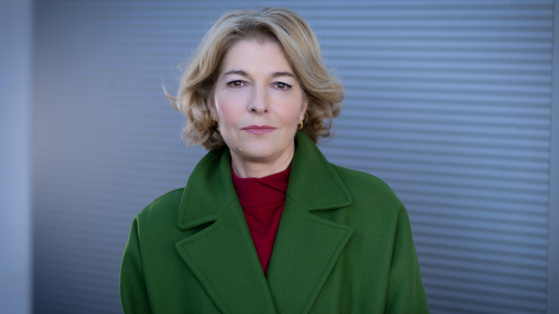   Η Jemma Redgrave με πράσινο παλτό ως Kate Lethbridge-Stewart για το Doctor Who