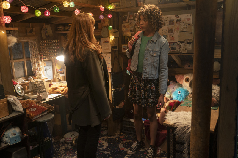   Donna (Catherine Tate) ve Rose (Yasmin Finney) Rose'un içinde duruyor's shed, surrounded by her stuffed toys and her toy-making equipment