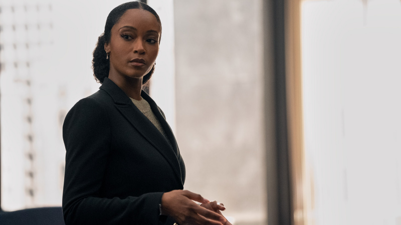   Yaya DaCosta Andreana seisomassa toimiston ikkunan edessä Lincoln Lawyerin kaudella 2