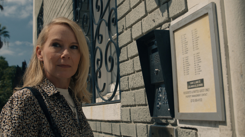   Amy Ryan dans l'épisode 3 de Sugar sur Apple TV Plus.