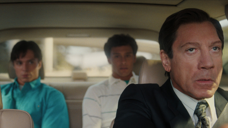 Nicholas Chavez ca Lyle Menendez, Cooper Koch ca Erik Menendez, Javier Bardem ca Jose Menendez în episodul 204 din Monsters: The Lyle And Erik Menendez Story