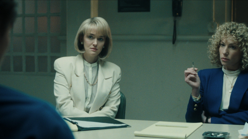   Jess Weixler ca Jill Lansing, Ari Graynor ca Leslie Abramson în episodul 204 din Monsters: The Lyle And Erik Menendez Story