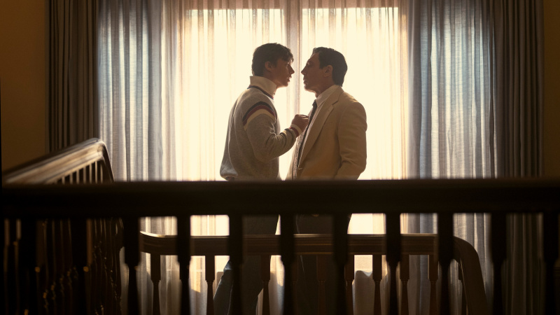  Nicholas Chavez ca Lyle Menendez, Javier Bardem ca Jose Menendez în episodul 204 din Monsters: The Lyle And Erik Menendez Story