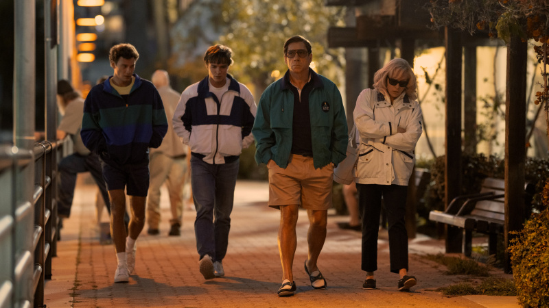  Cooper Koch ca Erik Menendez, Nicholas Chavez ca Lyle Menendez, Javier Bardem ca Jose Menendez, Chloë Sevigny ca Kitty Menendez în episodul 204 din Monsters: The Lyle And Erik Menendez Story