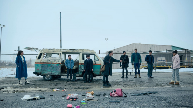   Emmy Raver-Lampman, Elliot Page, Aidan Gallagher, Robert Sheehan, David Castañeda, Tom Hopper, Justin H. Min และ Ritu Arya ใน The Umbrella Academy