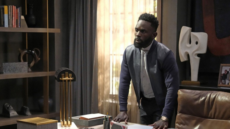  Jimmy Akingbola ca Geoffrey într-un birou în finala sezonului 3 de la Bel-Air