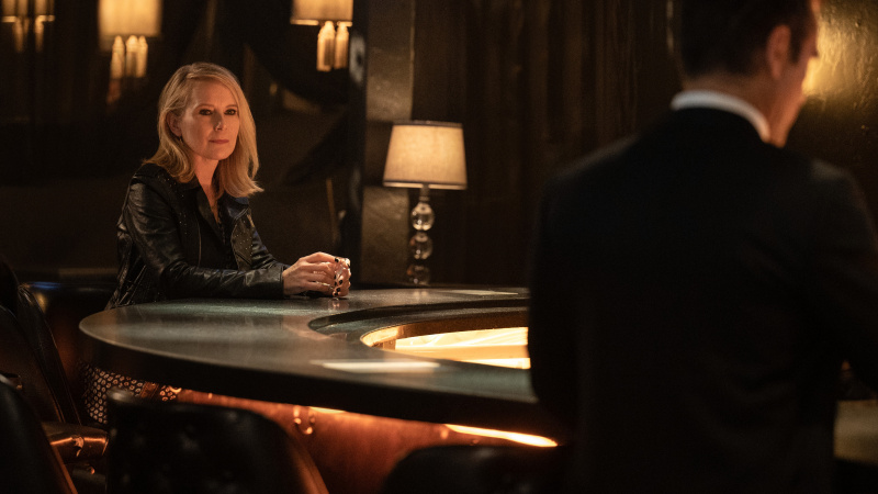   Amy Ryan et Colin Farrell dans Sugar sur Apple TV Plus