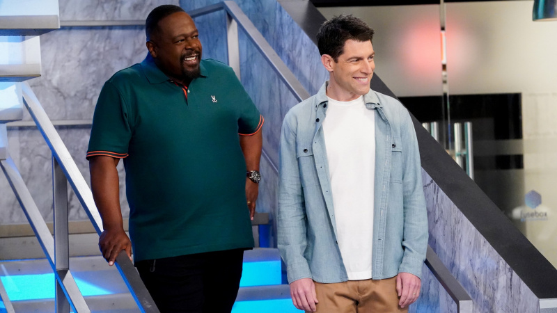 Cedric the Entertainer jako Calvin i Max Greenfield jako uśmiechnięty Dave w The Neighborhood