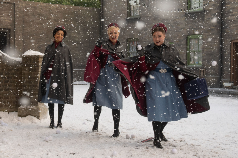  Medmāsa Lūsila Andersone (LEONIJA ELLIOTA), medmāsa Triksija Franklina (HELĒNA DŽORŽA), medmāsa Nensija Korigana (MEGANA KUSAKA) cīnās ar sniega kauju filmā Call the Midwife Christmas 2022.