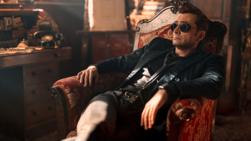   Crowley (David Tennant) lamab Good Omens 2. hooaja 6. osas tiiva seljaga toolil