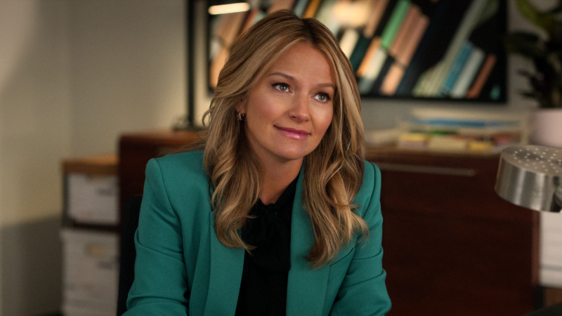   Becki Newton ako Lorna sediaca pri stole v 2. sezóne The Lincoln Lawyer
