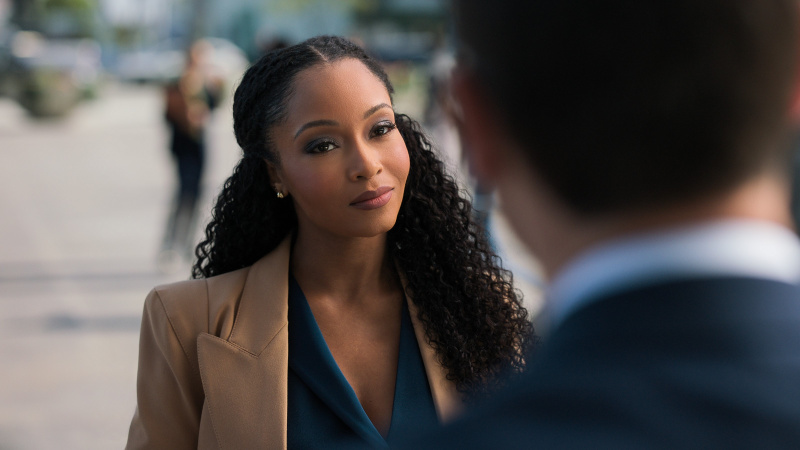   Yaya DaCosta ako Andrea Freemann sa usmieva v tretej epizóde 3. sezóny The Lincoln Lawyer