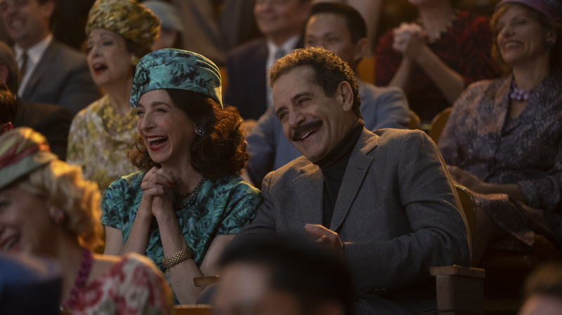   Marin Hinkle i Tony Shalhoub u filmu The Marvelous Mrs. Maisel