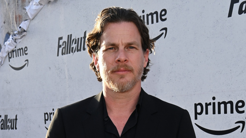   Jonathan Nolan na globalnoj premijeri na crvenom tepihu Fallouta 9. travnja 2024.
