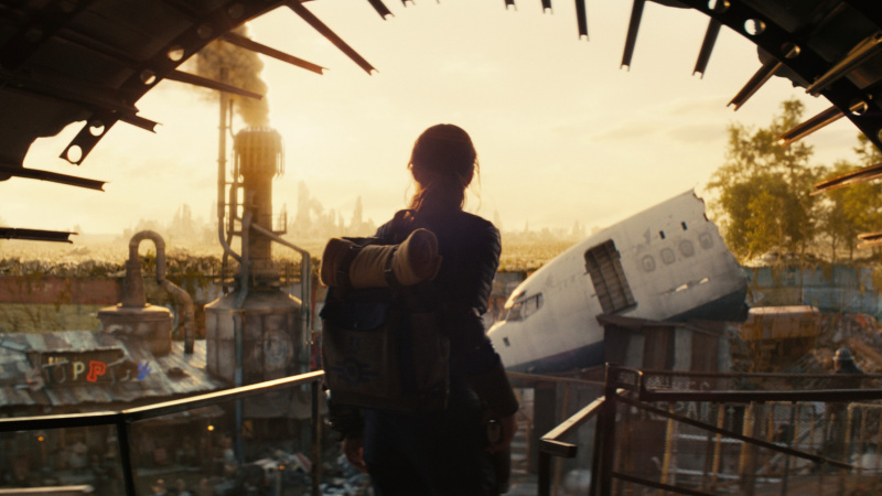   Lucy (Ella Purnell) gleda u Wasteland u TV seriji Fallout