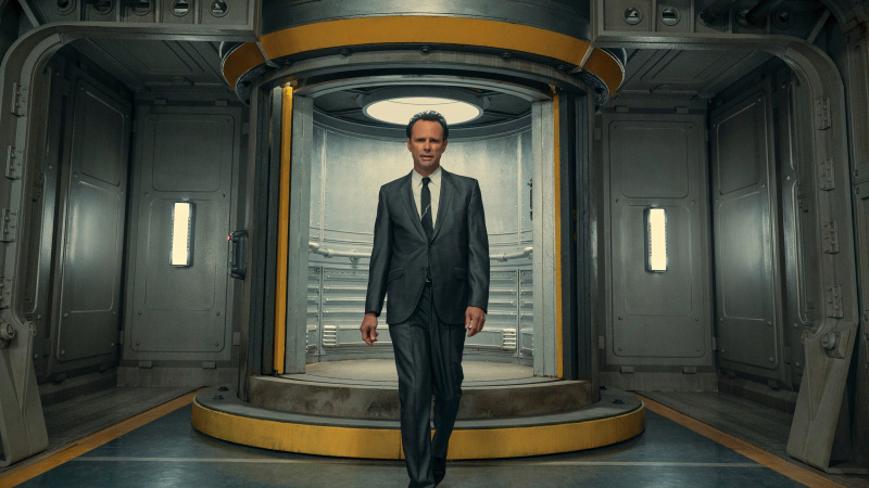   Cooper Howard (Walton Goggins) izlazi iz lifta trezora u TV emisiji Fallout