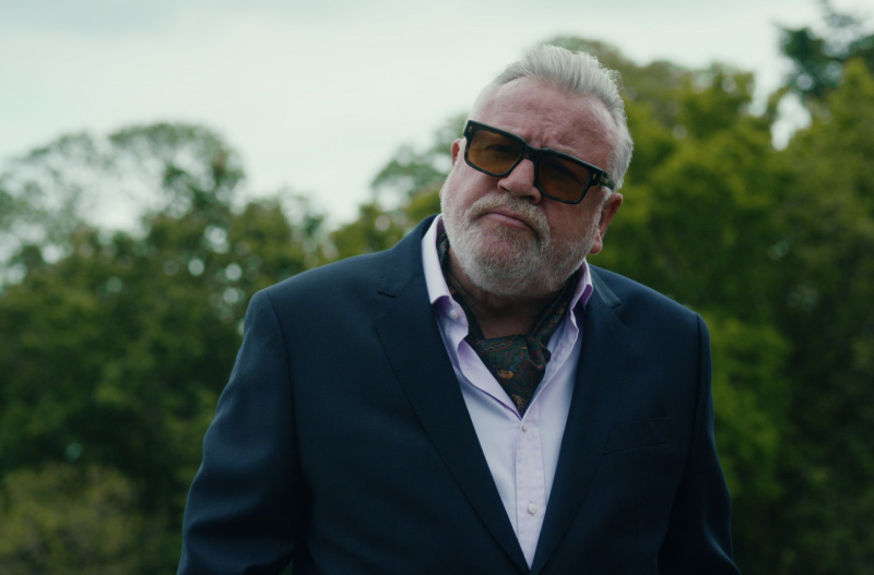   Ο Ray Winstone ως Bobby Glass στο τέλος του The Gentlemen εξήγησε