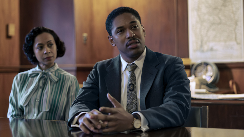   Η Millie Capellan και ο Kelvin Harrison Jr. ως Jo Ann Robinson και Martin Luther King Jr. σε ένα τραπέζι συνάντησης στο Genius: MLK/X