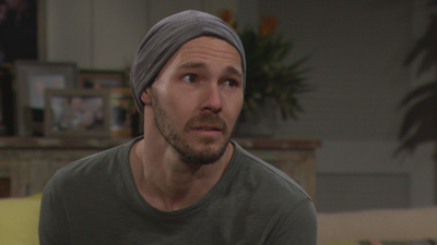 Liam (Scott Clifton) vyzerá veľmi vážne a krásne