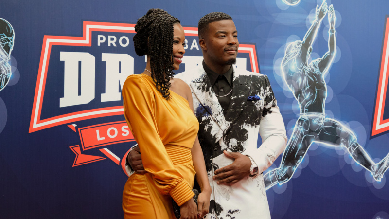   Karimah Westbrook ako Grace James a Daniel Ezra ako Spencer James na drafte NFL v All American sezóna 6, epizóda 12