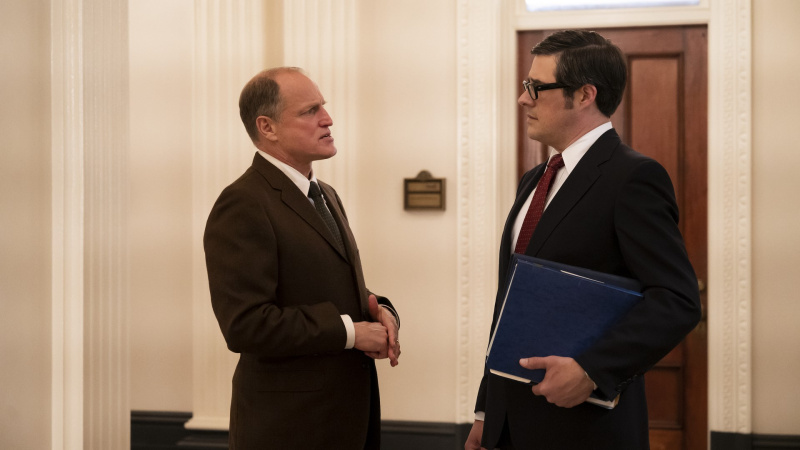   Woody Harrelson ja Rich Sommer elokuvassa Valkoisen talon putkimiehet