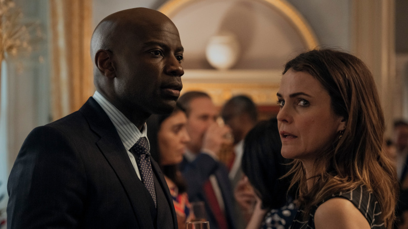 David Gyasi รับบทเป็น Austin Dennison, Keri Russell รับบทเป็น Kate Wyler ในตอนที่ 203 ของ The Diplomat ซีซั่น 2