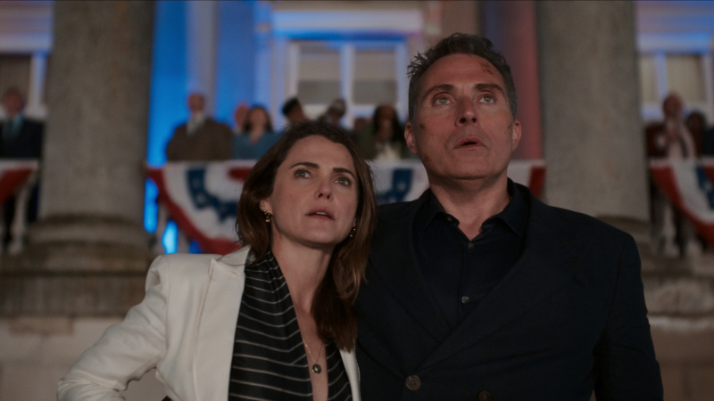   Keri Russell รับบท Kate Wyler, Rufus Sewell รับบท Hal Wyler ในตอนที่ 203 ของ The Diplomat ซีซั่น 2