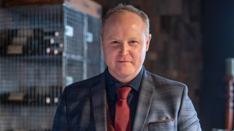   Gary Lamont Kaynama Noktası TV dizisinin Dekanı rolünde