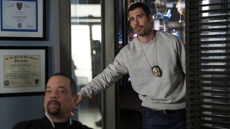   Айс Т, как сержант. Одафин"Fin" Tutuola and Octavio Pisano as Det. Joe Velasco in the squad room in Law & Order: SVU season 25 episode 5