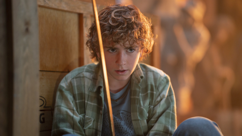   Percy pozira s mačem u ruci u filmu Percy Jackson i The Olympians