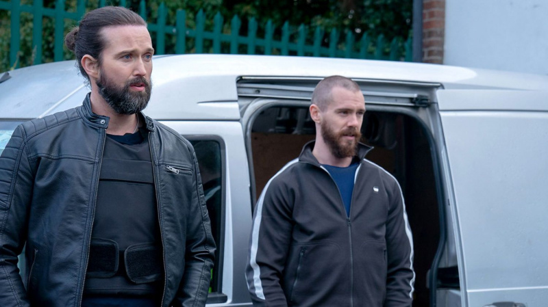   Jimmy Kinsella (Emmett J Scanlan) i Eric Kinsella (Sam Keeley) u filmu Kin