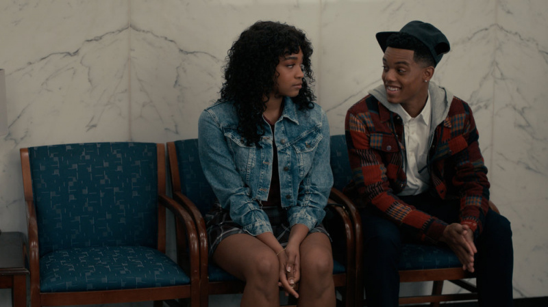 Simone Joy Jones ako Lisa a Jabari Banks ako Will sedí v nemocnici v 2. sezóne Bel-Air