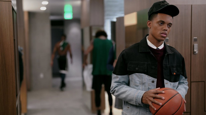   Jabari Banks ako Will drží basketbalovú loptu v šatni v 2. sezóne Bel-Air