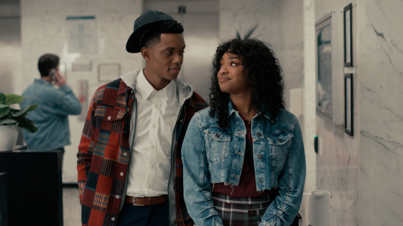   Jabari Banks ako Will a Simone Joy Jones ako Lisa prechádzajú nemocnicou v 2. sezóne Bel-Air