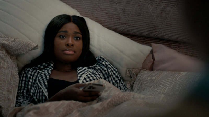   Coco Jones ako Hilary ležiaca v posteli v Bel-Air sezóne 2