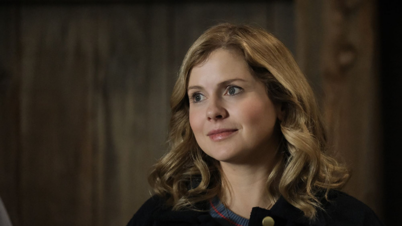 Rose McIver: 7 πράγματα που δεν γνωρίζατε για το αστέρι των Ghosts