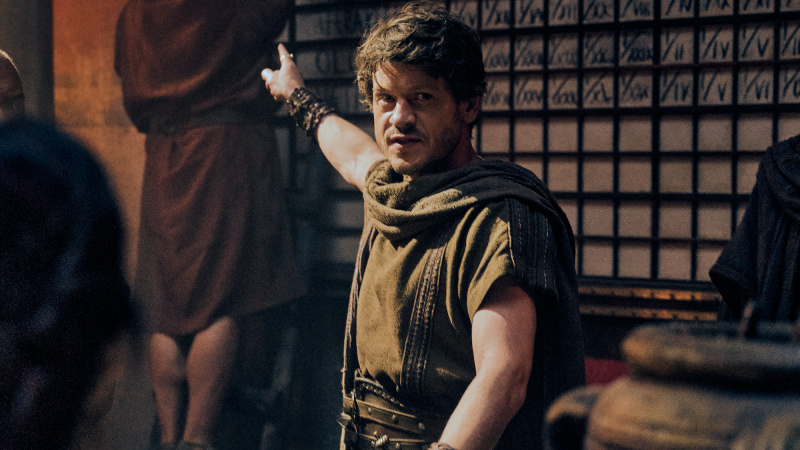   Iwan Rheon vo filme Tí, ktorí majú zomrieť, epizóda 1