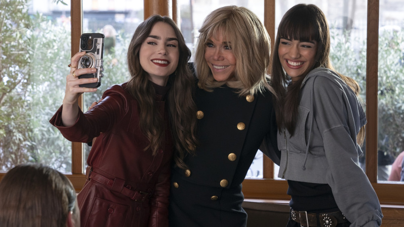   Lily Collins ca Emily, Brigitte Macron ca sine, Thalia Besson ca Genevieve în episodul 407 din Emily la Paris