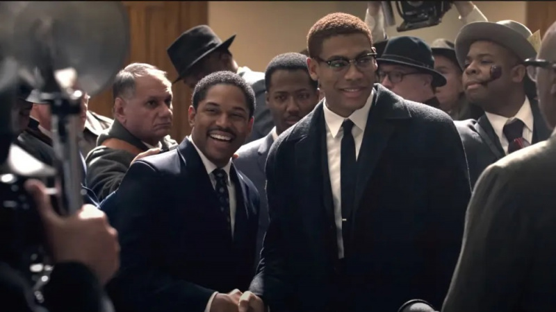 Kelvin Harrison Jr. und Aaron Pierre als Dr. Martin Luther King Jr. und Malcolm X geben sich in Genius: MLK/X die Hand