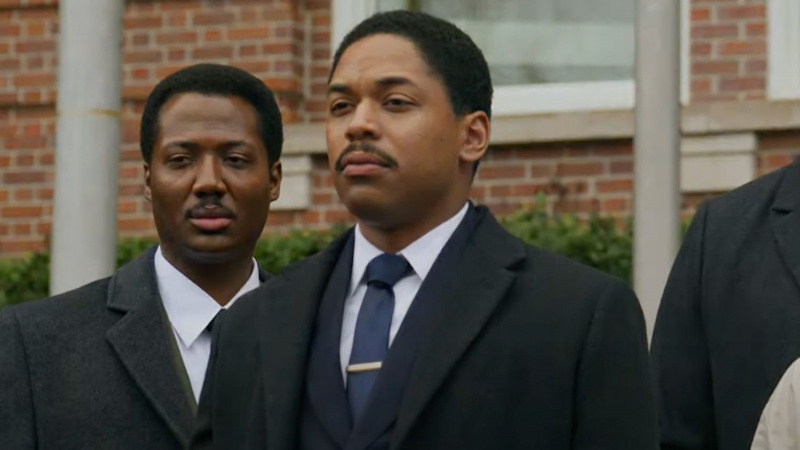   Kelvin Harrison Jr. als Dr. Martin Luther King Jr. in einem Anzug in Genius: MLK/K